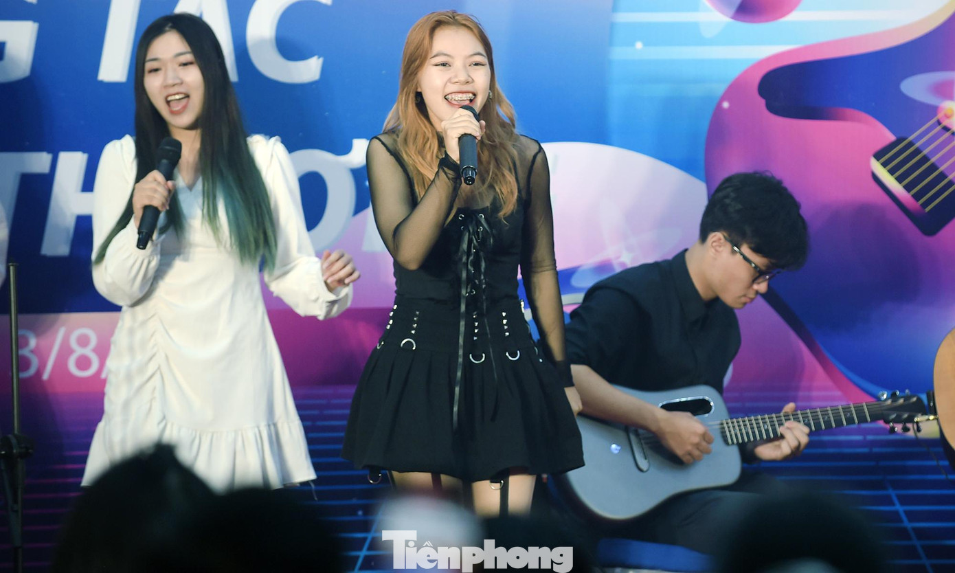 Trong đêm chung kết, sáng tác của các thí sinh đã được trình diễn ấn tượng. Trong đó, thí sinh Hoàng Trần với ca khúc "Trôi về", Minstu với "Nâu trong xanh", Tùng Dương với "Em thật so cute", Yết Yết với "Nụ cười yêu thương", Quân Bùi với "Còn thở là còn đẹp", Thiên Đan với "Độc chiếm trái tim em", Huy Lê với "Một nửa thế giới". (Trong ảnh, thí sinh Minstu biểu diễn ca khúc do cô sáng tác).