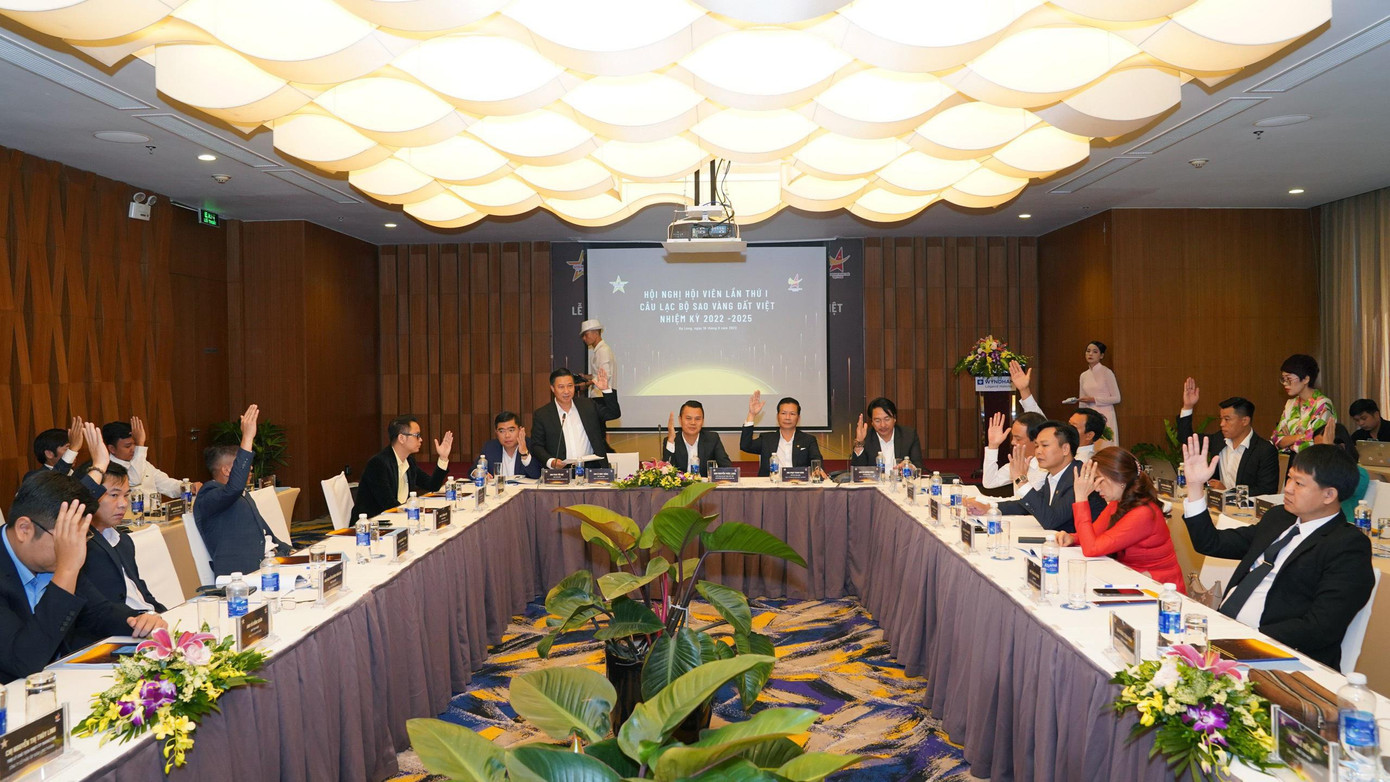 Các hội viên biểu quyết tại hội nghị