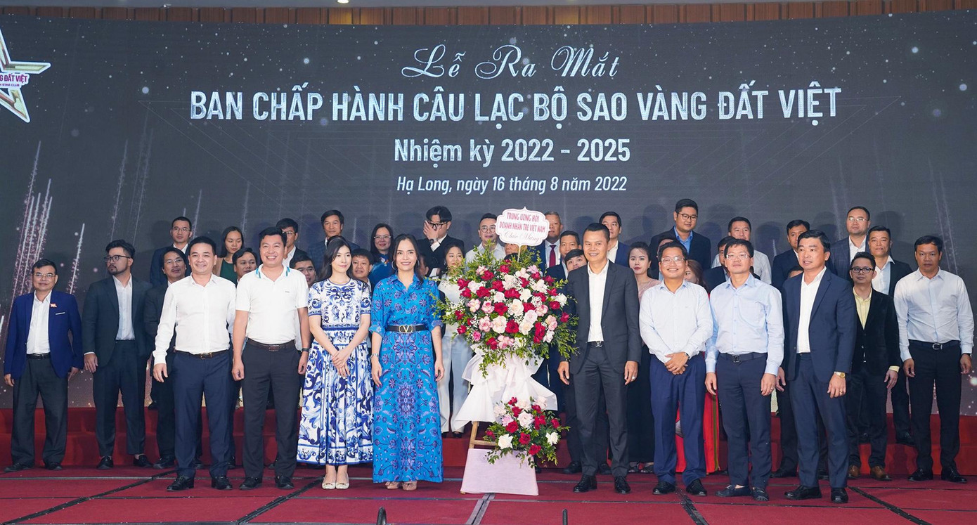 Trung ương Hội Doanh nhân trẻ Việt Nam tặng hoa chúc mừng CLB