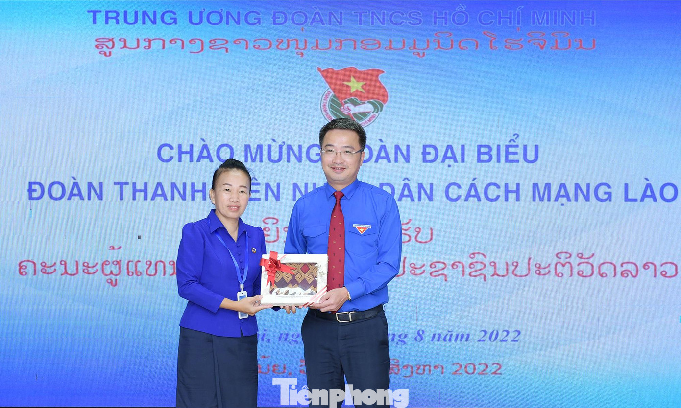 Chị Sẻng on Pou-ang-ma-ni-vanh tặng quà lưu niệm tới T.Ư Đoàn TNCS Hồ Chí Minh Chị Sẻng on Pou-ang-ma-ni-vanh tặng quà lưu niệm tới T.Ư Đoàn TNCS Hồ Chí Minh