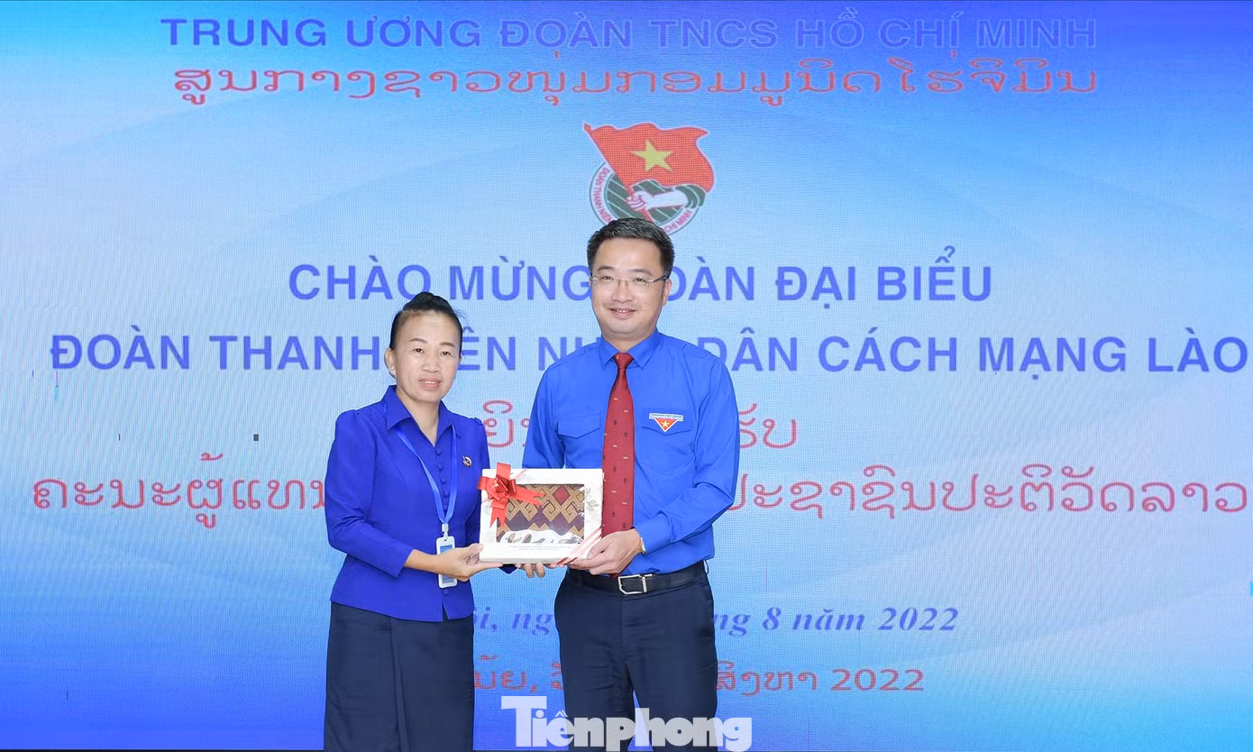 Chị Sẻng on Pou-ang-ma-ni-vanh tặng quà lưu niệm tới T.Ư Đoàn TNCS Hồ Chí Minh
