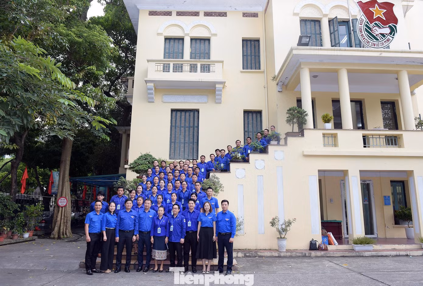 Anh Nguyễn Tường Lâm cùng cán bộ T.Ư Đoàn TNCS Hồ Chí Minh và đoàn cán bộ chủ chốt Đoàn TNNDCM Lào chụp ảnh lưu niệm.