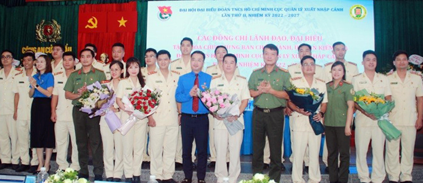 Anh Nguyễn Tường Lâm và Đại tá Nguyễn Bá Tuấn chúc mừng Ban chấp Đoàn Thanh niên Cục Quản lý xuất nhập cảnh nhiệm kỳ 2022 - 2027 Anh Nguyễn Tường Lâm và Đại tá Nguyễn Bá Tuấn chúc mừng Ban chấp Đoàn Thanh niên Cục Quản lý xuất nhập cảnh nhiệm kỳ 2022 - 2027