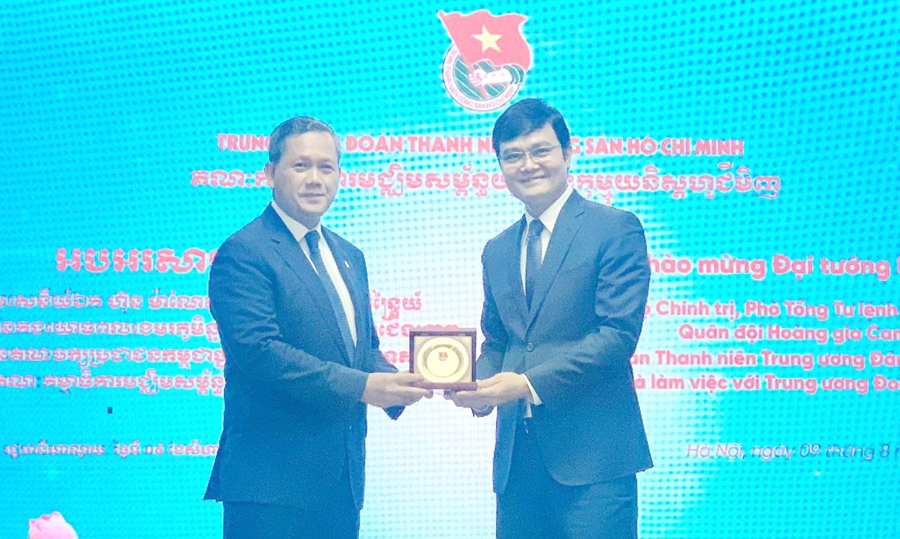 Anh Bùi Quang Huy đón tiếp Đại tướng Hun Manet. Ảnh: Trịnh Lý