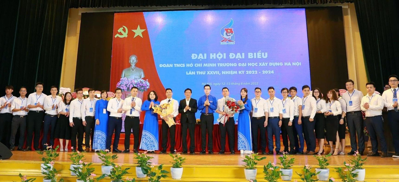 Ban Chấp hành Đoàn Thanh niên Trường ĐH Xây dựng khóa XXVII ra mắt Đại hội. Ảnh: Mai Anh