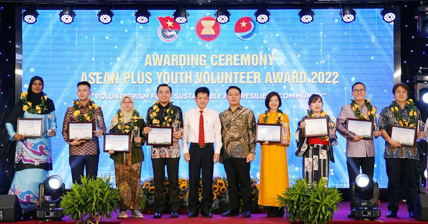 Giải thưởng Thanh niên Tình nguyện ASEAN+ được trao cho 11 tổ chức tình nguyện.