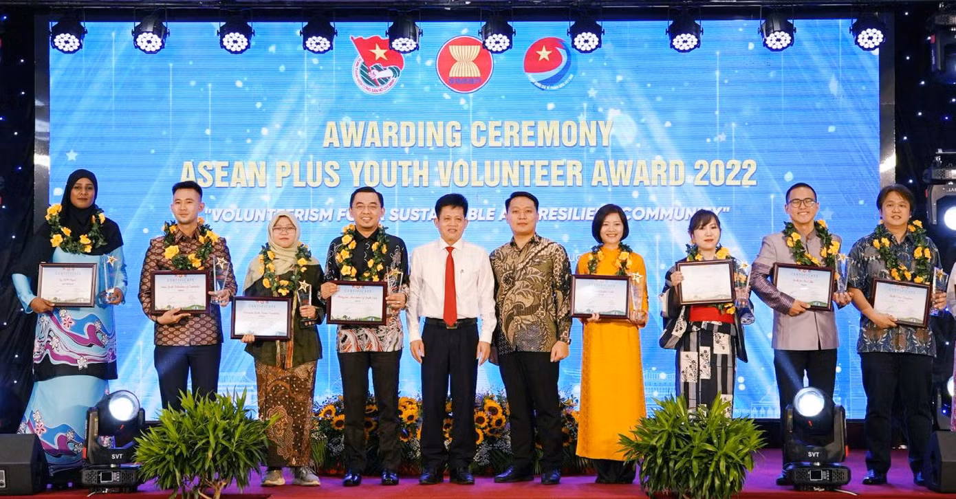 Giải thưởng Thanh niên Tình nguyện ASEAN+ được trao cho 11 tổ chức tình nguyện.