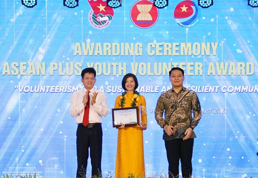Chị Đỗ Thị Kim Hoa - Giám đốc Trung tâm tình nguyện Quốc gia đại diện Trung tâm nhận Giải thưởng Thanh niên Tình nguyện ASEAN+