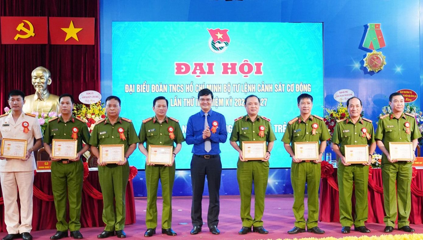 Anh Bùi Quang Huy - Bí thư thường trực T.Ư Đoàn tặng Kỷ niệm chương &quot;Vì thế hệ trẻ&quot; các cá nhân của Bộ Tư lệnh CSCĐ. Ảnh: Ngọc Thắng