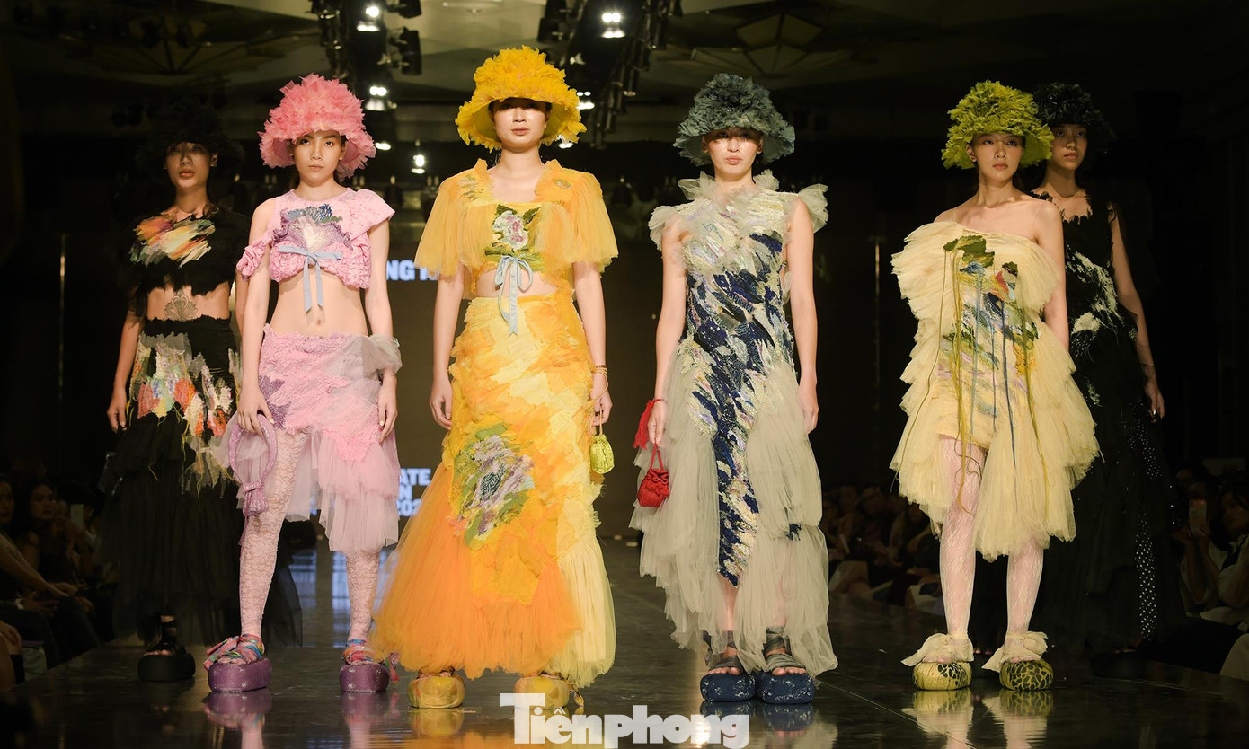 Bà May Cortazzi - Giảng viên khoa Thời trang tại Học viện chia sẻ: "Chủ đề Tái sinh là cơ hội để tôn vinh sự sáng tạo, thể hiện tư duy hướng tới tương lai. Tuần lễ thời trang tốt nghiệp 2022 mang đến một làn sóng những nhà thiết kế trẻ sáng tạo với tầm nhìn chung là thúc đẩy những điều tích cực, tư duy mới mẻ và tạo nên thay đổi trong ngành công nghiệp thời trang".