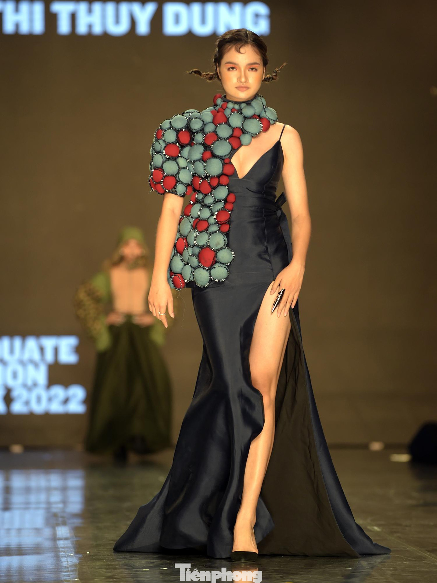 Bộ sưu tập của Nguyễn Thị Thùy Dung gồm 400 quả cầu khâu tay. Một chiếc váy phải khâu rút dúm bằng tay mất 2 tuần để tạo hiệu ứng tự nhiên.