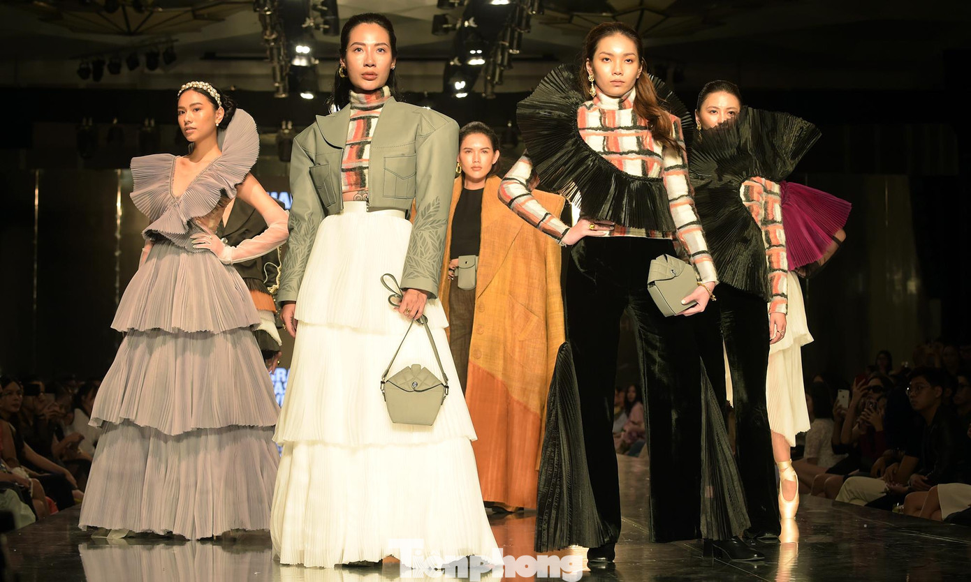 Bên cạnh những ấn tượng về sắc màu, kiểu dáng, các bộ sưu tập của các nhà thiết kế trẻ còn mang đến nhiều câu chuyện thú vị trong quá trình thiết kế.