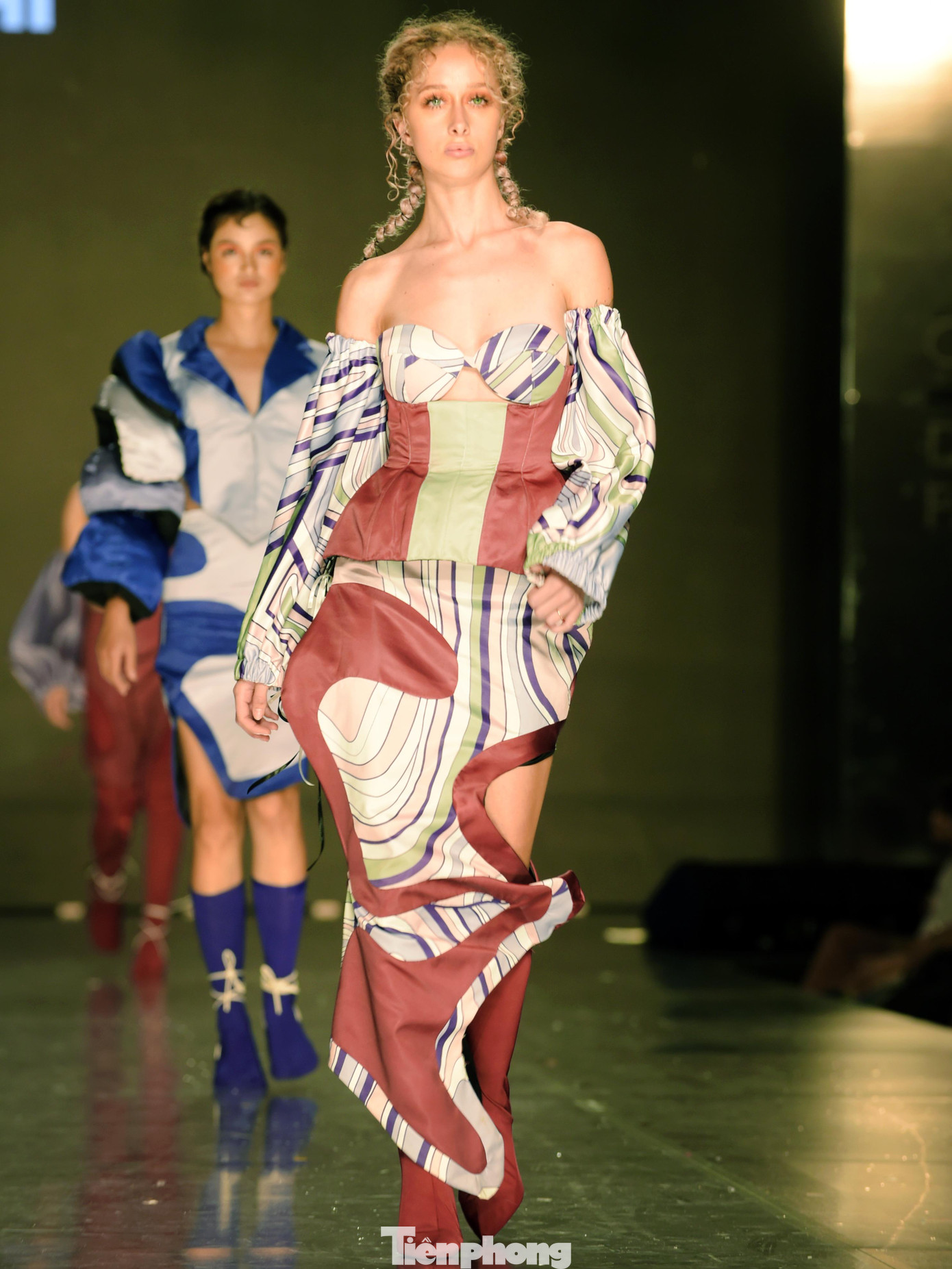 Tham quan triển lãm và trình diễn, khán giả còn ấn tượng với nhiều câu chuyện khác như: Bộ sưu tập của Phạm Trung Anh gần như không mất chi phí vải vì nguyên liệu lấy từ hơn 30 chiếc quần jeans xin được từ người thân. Bộ sưu tập của Bùi Thanh Lam, riêng công đoạn đun gỗ tạo màu tự nhiên để nhuộm vải đã mất hơn 6 giờ đồng hồ. Bộ sưu tập của Nguyễn Thanh Hiền có mẫu thiết kế nặng tới 10kg vì các chi tiết kim loại và động cơ điện...