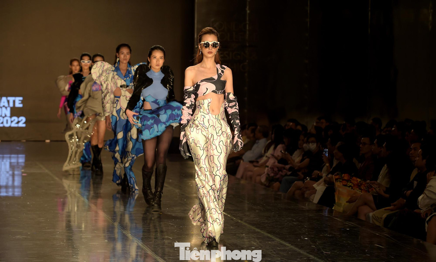 Bám theo chủ đề của chương trình, các bộ sưu tập được chia thành ba nhóm chủ đề đại diện cho sự thay đổi của thế hệ Gen Z gồm: thức tỉnh, sống dậy và đổi mới.