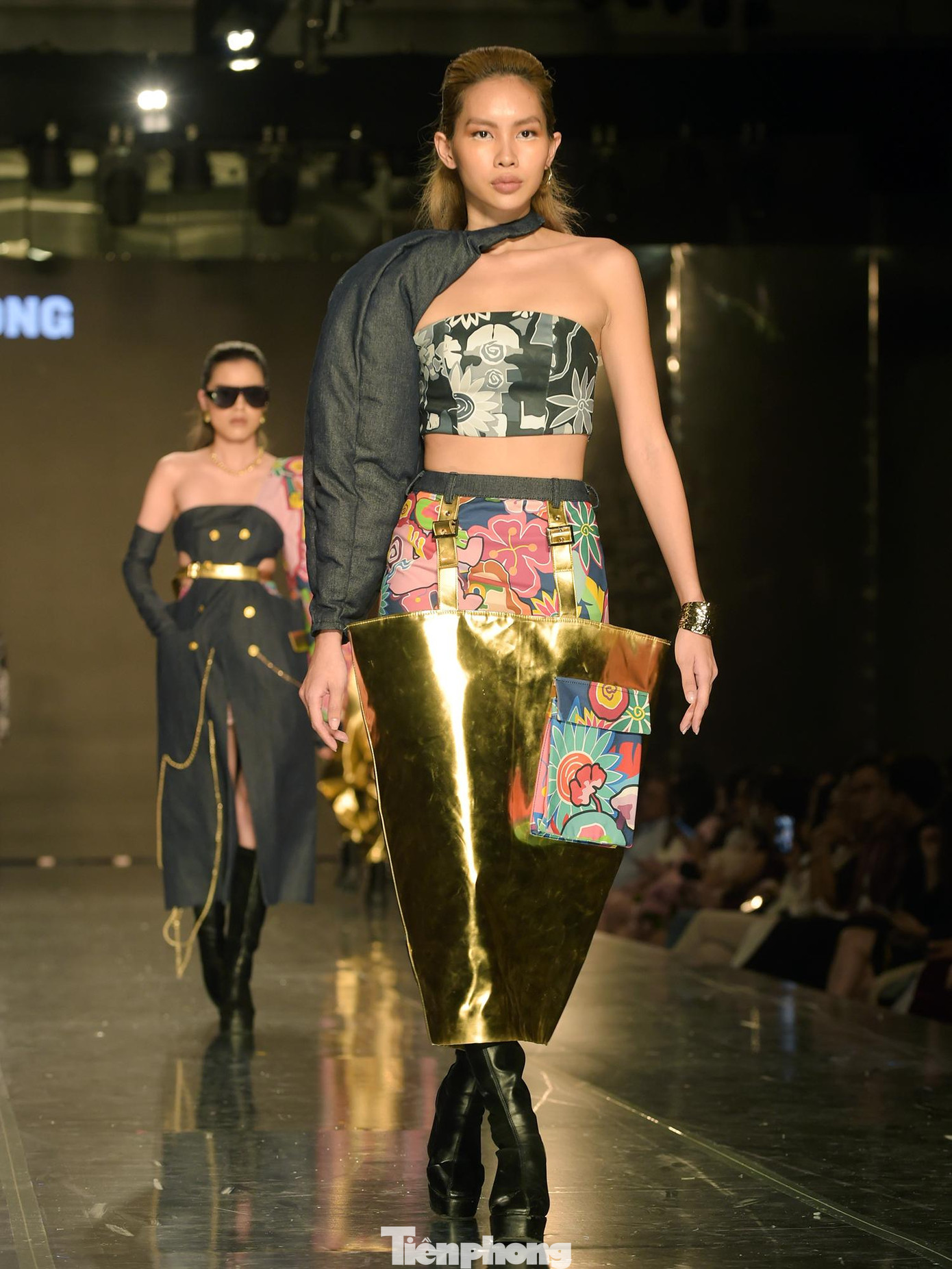 Bộ sưu tập của Chu Thị Thái Hà có mẫu tốn hàng trăm mét vải để tạo được phom xếp lớp bồng bềnh nhiều tầng; thậm chí đặt riêng chiếc yếm gỗ và túi gỗ cho phù hợp với thiết kế. Bộ sưu tập của Trương Ngọc Cát Tường dùng vải tái chế và nhựa sinh học.