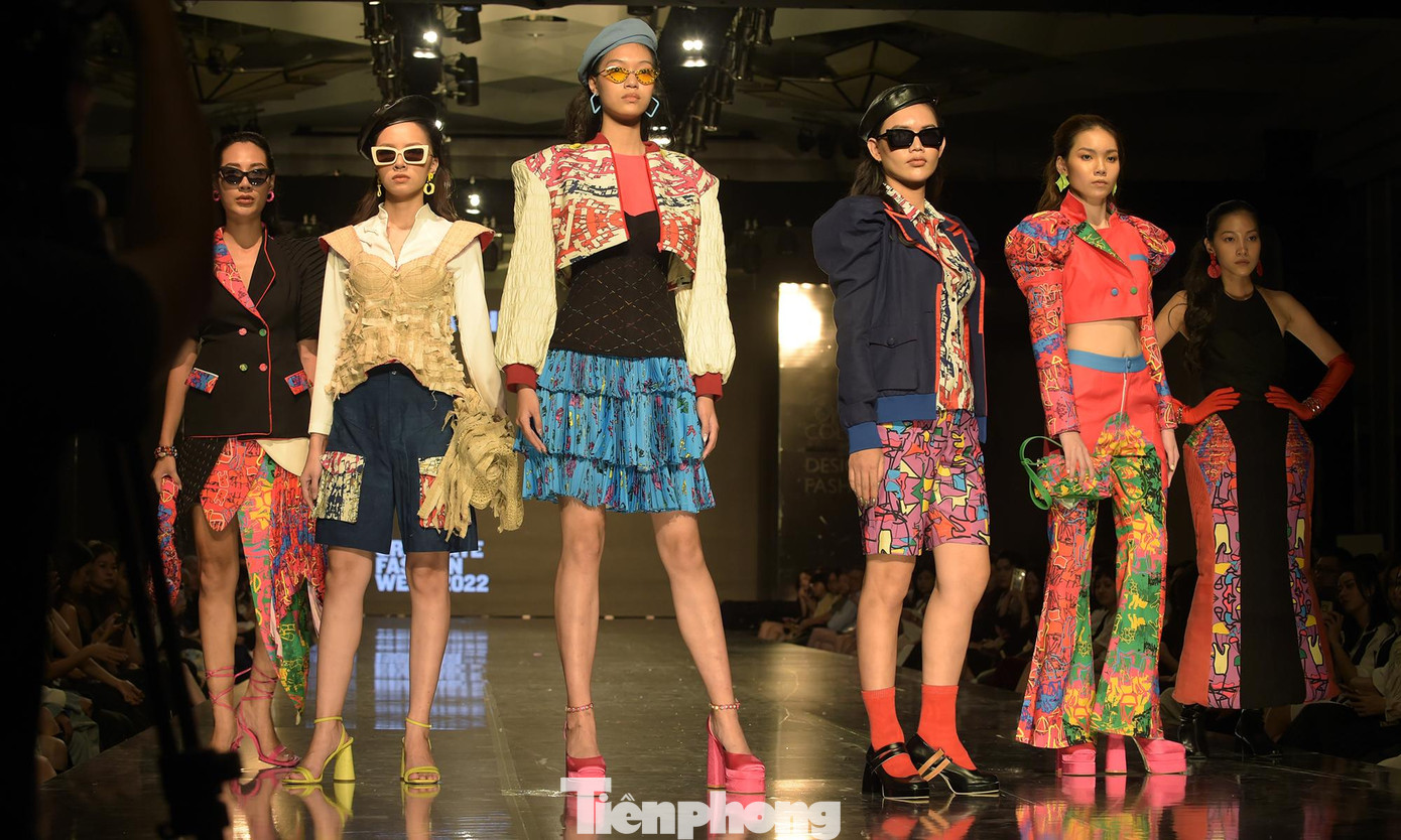 Nhóm chủ đề "Đổi mới" gồm các bộ sưu tập thể hiện sự trân trọng và làm mới các giá trị của quá khứ, truyền thống như các tác phẩm hội họa kinh điển, tác phẩm văn học Việt Nam, vẻ đẹp trang phục vùng cao, dấu ấn thời bao cấp...