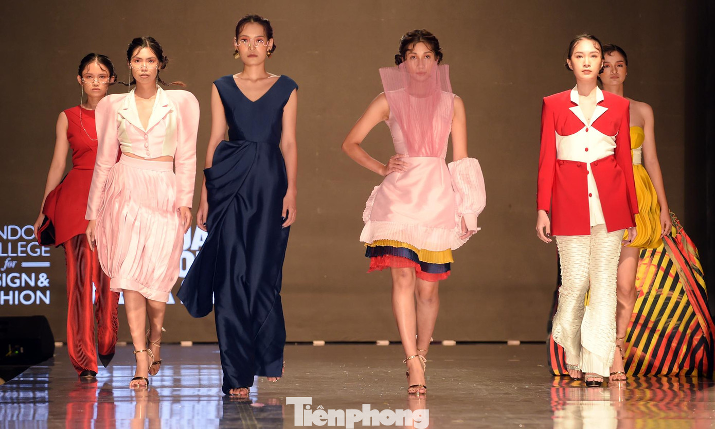 Chương trình triển lãm các tác phẩm tốt nghiệp thể hiện quá trình phát triển ý tưởng ban đầu đến sản xuất, trình diễn các bộ sưu tập; các hoạt động cộng đồng vì cộng đồng "Áo mới đến trường".