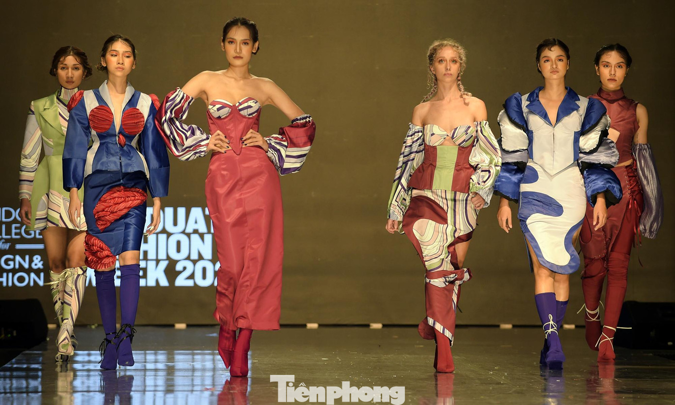 Trong hai ngày 20 - 21/8, tại Hà Nội, Học viện Thiết kế và Thời trang London - Hà Nội tổ chức Tuần lễ thời trang tốt nghiệp năm 2022 với chủ đề "Re:birth/Tái sinh" với các bộ sưu tập thể hiện những tư duy khác biệt từ các sinh viên - nhà thiết kế trẻ Gen Z