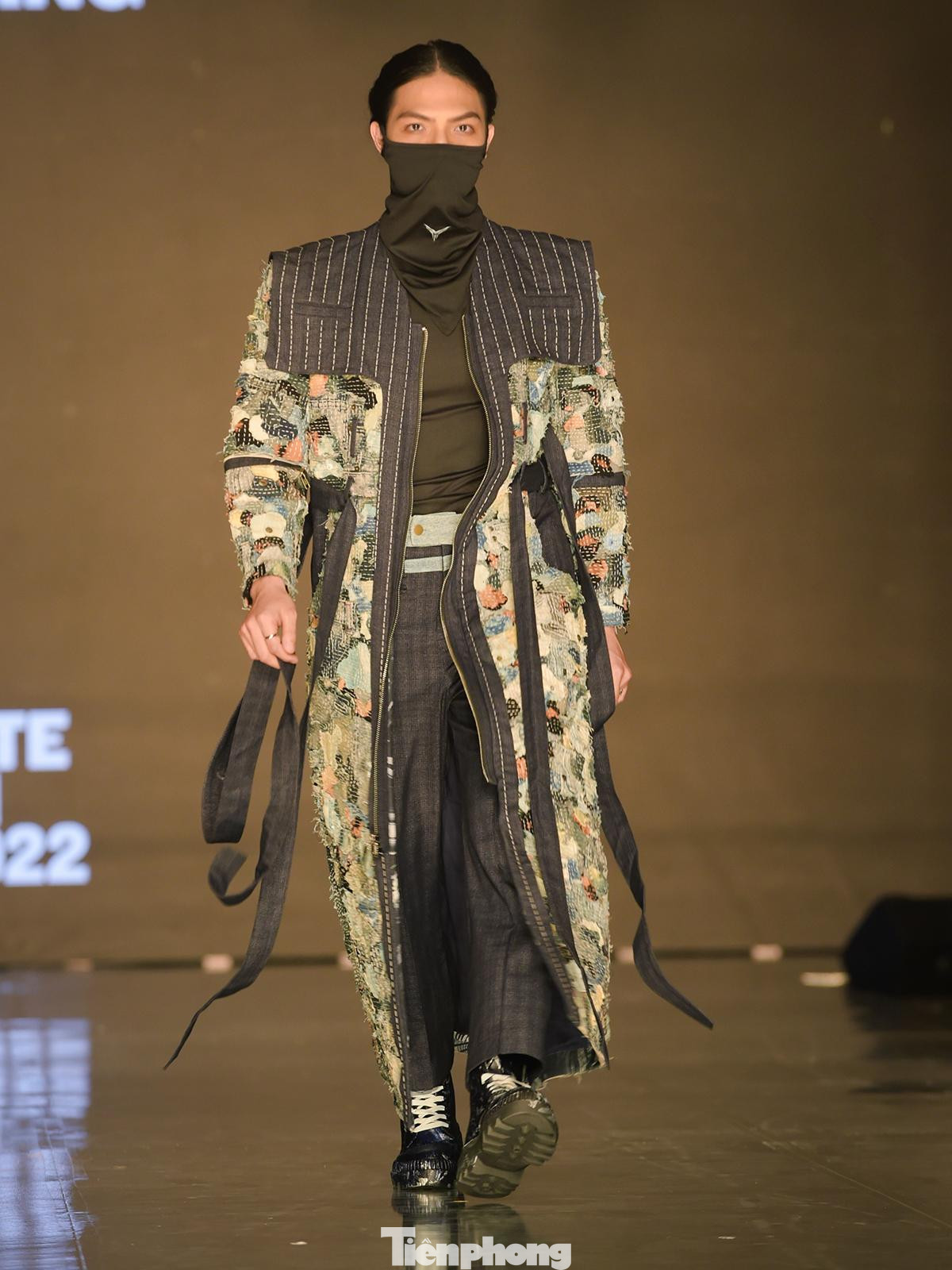 Bộ sưu tập của Đào Thu Trang được khâu đột bằng tay với hàng nghìn mảnh denim tái chế ghép lại