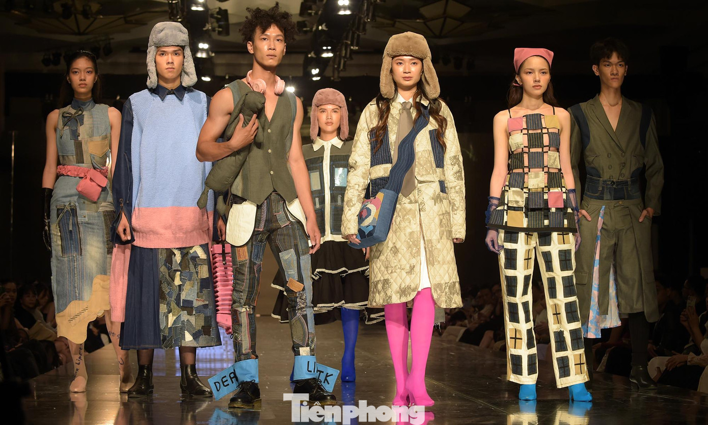 Nhóm chủ đề "Thức tỉnh" gồm những bộ sưu tập nói lên nhận thức mới mẻ của nhà thiết kế về các vấn đề của cộng đồng, môi trường, thiên nhiên như: xu hướng phẫu thuật thẩm mỹ, ký sinh trùng... Nhiều bộ sưu tập theo đuổi thời trang bền vững như dùng vải sợi tự nhiên, vải tái chế, màu nhuộm tự nhiên không độc hại.