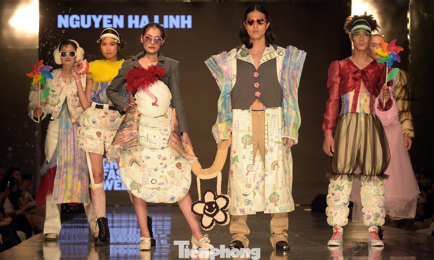 Nhóm chủ đề "Sống dậy" gồm các bộ sưu tập lấy cảm hứng từ chính quá trình khám phá bản thân của các bạn trẻ từ tâm lý khi yêu đơn phương, những trạng thái tâm trí mơ hồ, lơ lửng... Ngoài ra, còn có các bộ sưu tập thể hiện sự tìm tòi khám phá của người trẻ khi dự đoán về cuộc sống con người trong tương lai.