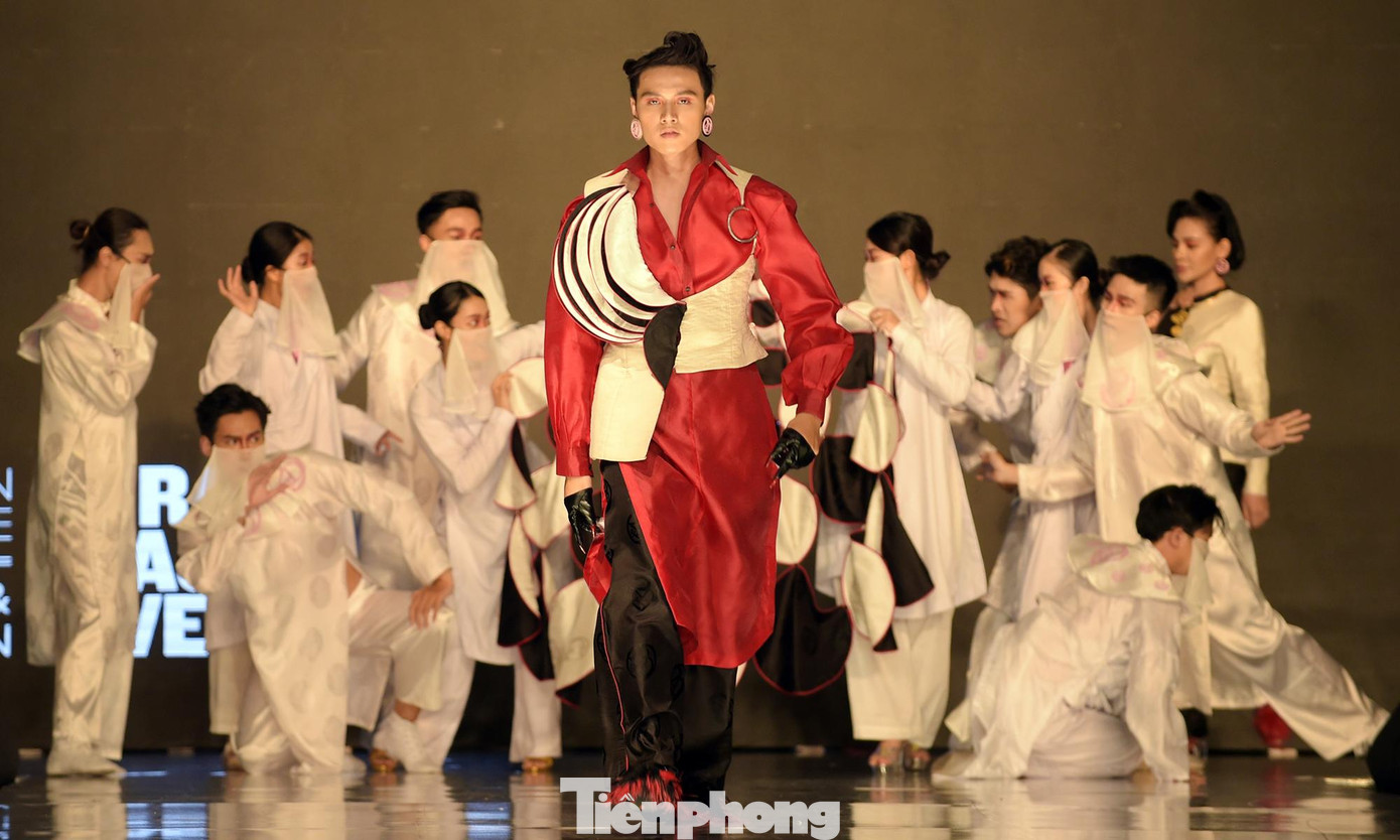 Bộ sưu tập của Trần Quốc Anh có tên "Hạnh phúc một tang gia" lấy ý tưởng từ tiểu thuyết "Số Đỏ" của nhà văn Vũ Trọng Phụng.