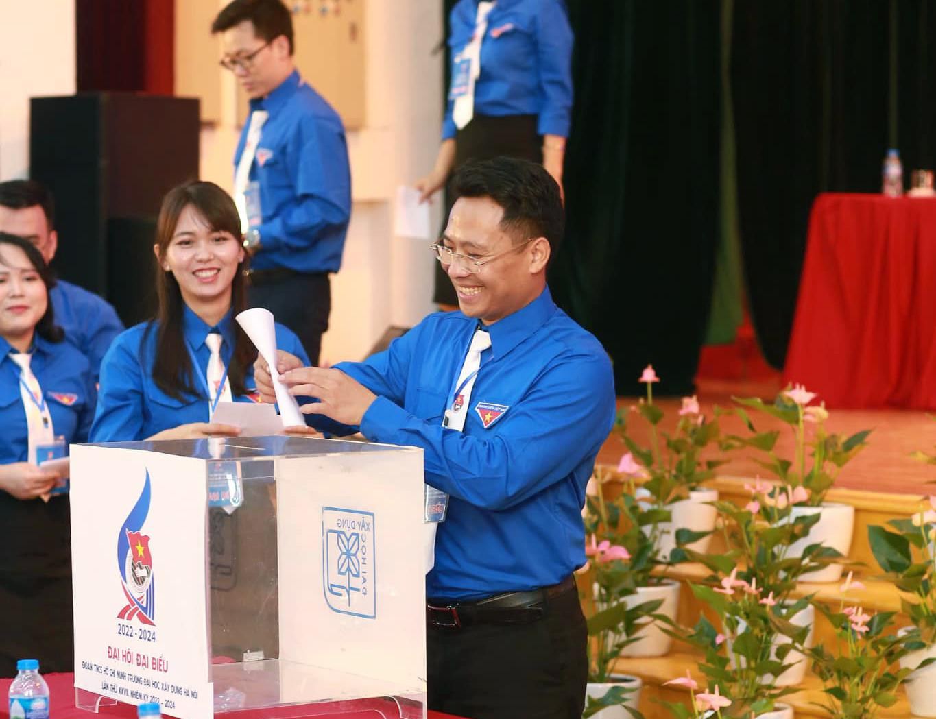 Đại biểu bỏ phiếu bầu tại Đại hội.