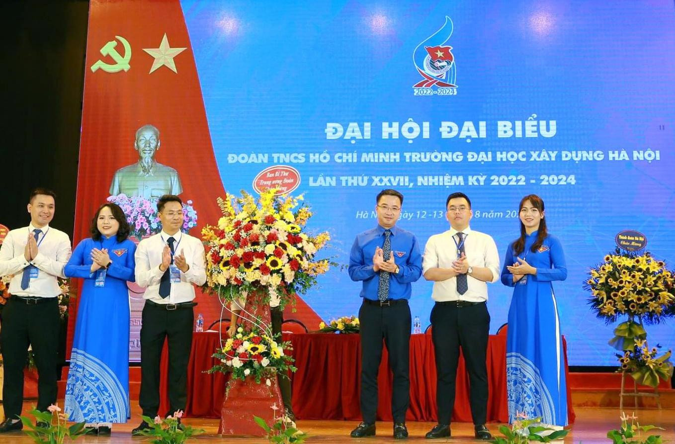 Anh Nguyễn Tường Lâm (thứ 3 từ phải qua) tặng hoa chúc mừng Đại hội. Ảnh: Mai Anh