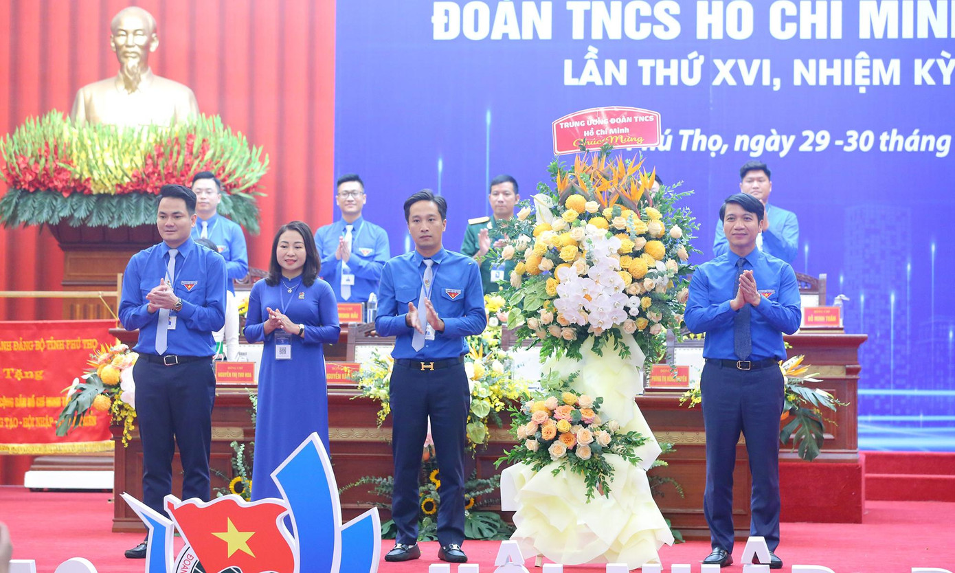 Anh Nguyễn Ngọc Lương - Bí thư Trung ương Đoàn, Chủ tịch Hội LHTN Việt Nam tặng hoa chúc mừng Đại hội