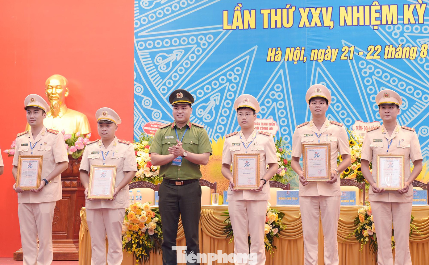 Trung tá Đồng Đức Vũ - Bí thư Đoàn Thanh niên Bộ Công an trao khen thưởng các công trình thanh niên tiêu biểu cấp cơ sở. Ảnh: Xuân Tùng