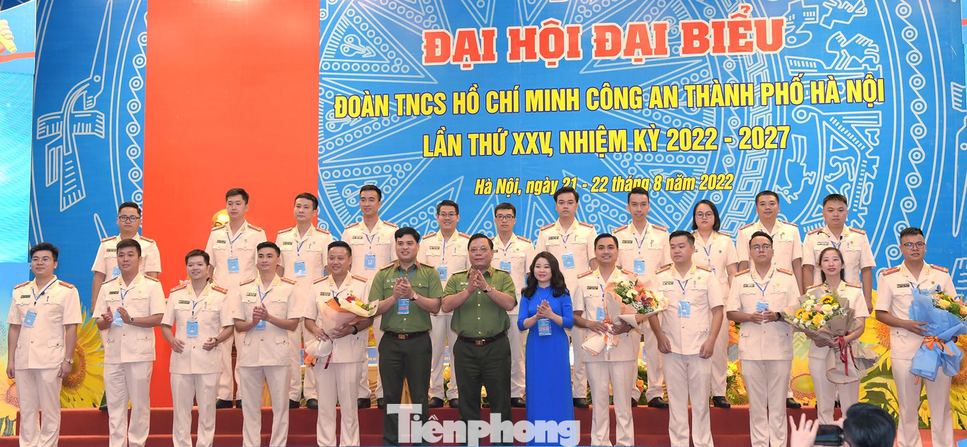 Lãnh đạo CATP Hà Nội và Thành Đoàn Hà Nội, Đoàn Thanh niên Bộ Công an tặng hoa chúc mừng Ban Chấp hành Đoàn Thanh niên CATP khóa mới. Ảnh: Xuân Tùng