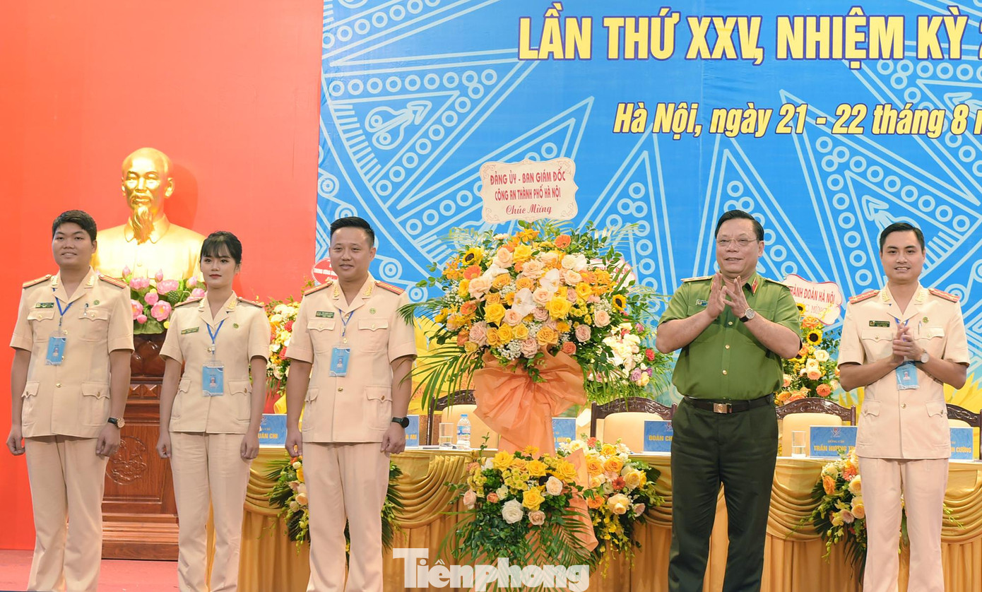 Trung tướng Nguyễn Hải Trung - Bí thư Đảng ủy, Giám đốc Công an TP. Hà Nội tặng hoa chúc mừng Đại hội. Ảnh: Xuân Tùng