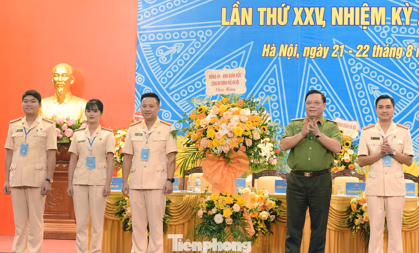 Trung tướng Nguyễn Hải Trung - Bí thư Đảng ủy, Giám đốc Công an TP. Hà Nội tặng hoa chúc mừng Đại hội. Ảnh: Xuân Tùng