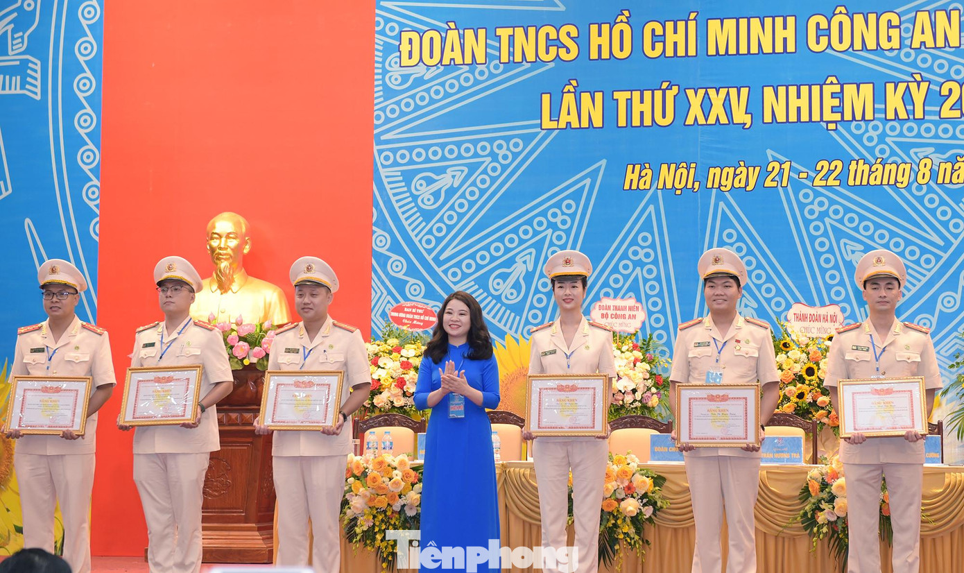 Chị Chu Hồng Minh - Bí thư Thành Đoàn Hà Nội tặng Bằng khen cho các cá nhân. Ảnh: Xuân Tùng