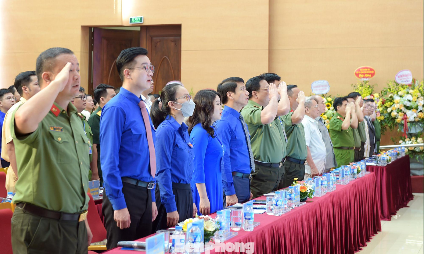 Các đại biểu thực hiện nghi lễ chào cờ. Ảnh: Xuân Tùng