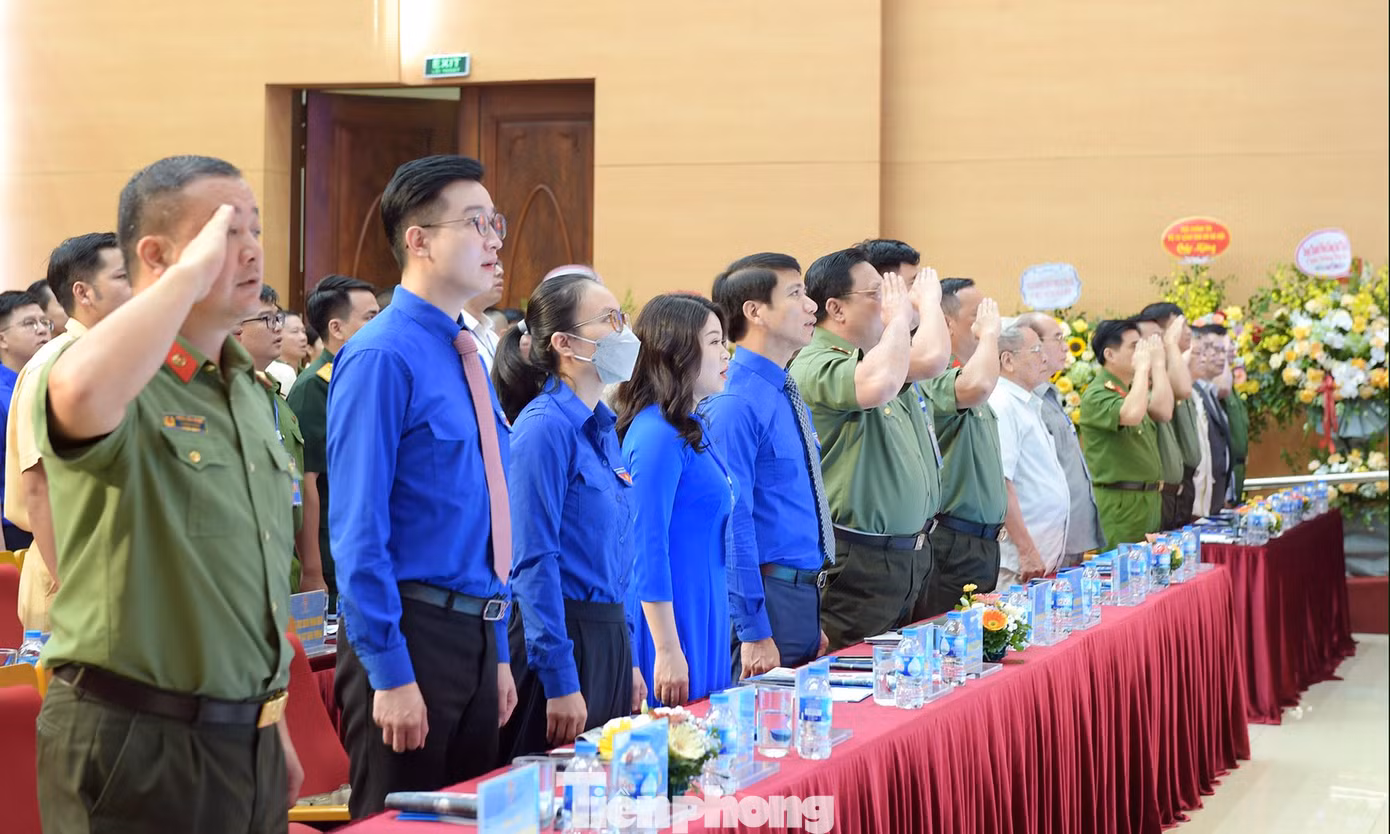 Các đại biểu thực hiện nghi lễ chào cờ. Ảnh: Xuân Tùng