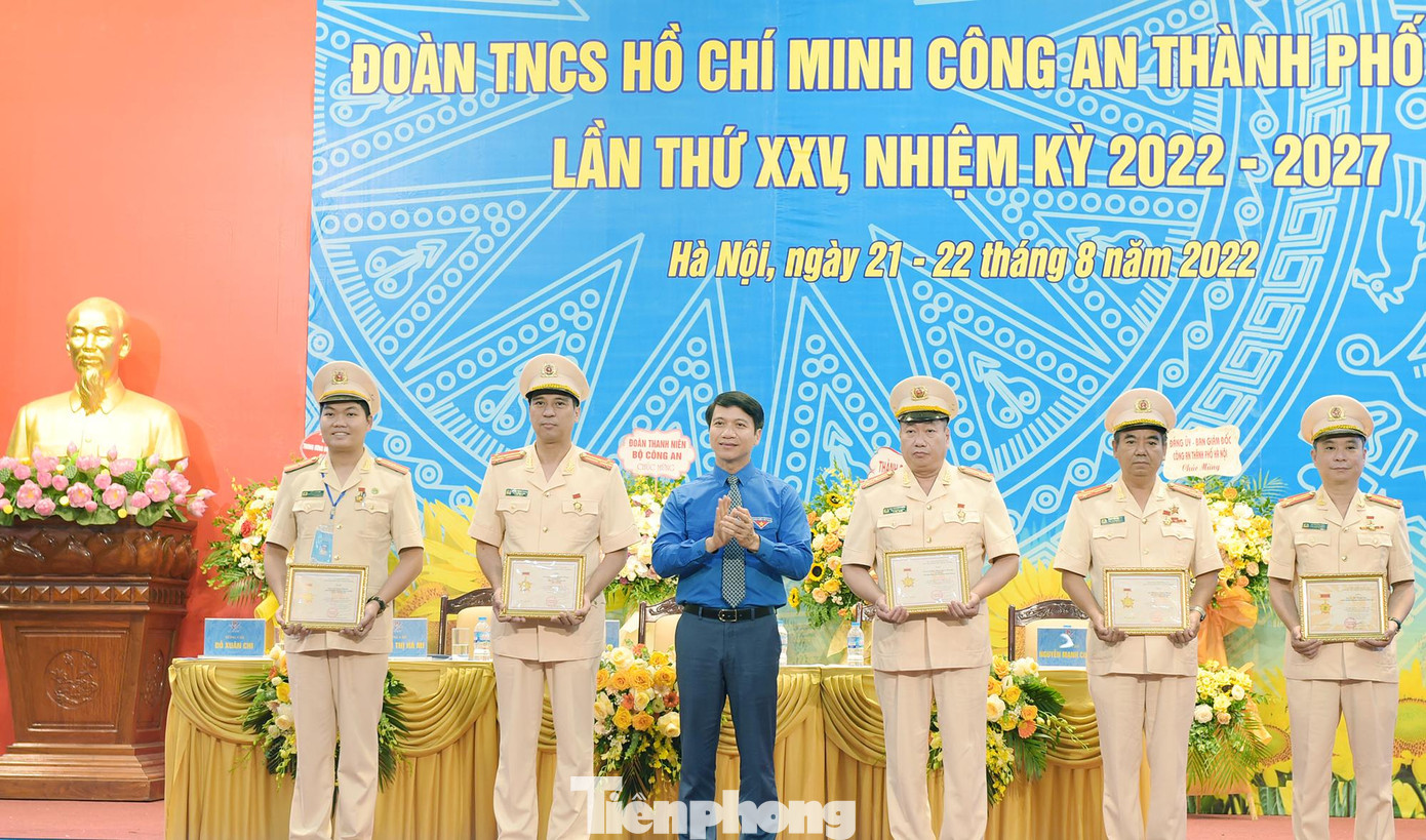 Anh Nguyễn Ngọc Lương - Bí thư Trung ương Đoàn, Chủ tịch Hội LHTN Việt Nam trao tặng kỷ niệm chương &quot;Vì thế trẻ&quot;. Ảnh: Xuân Tùng