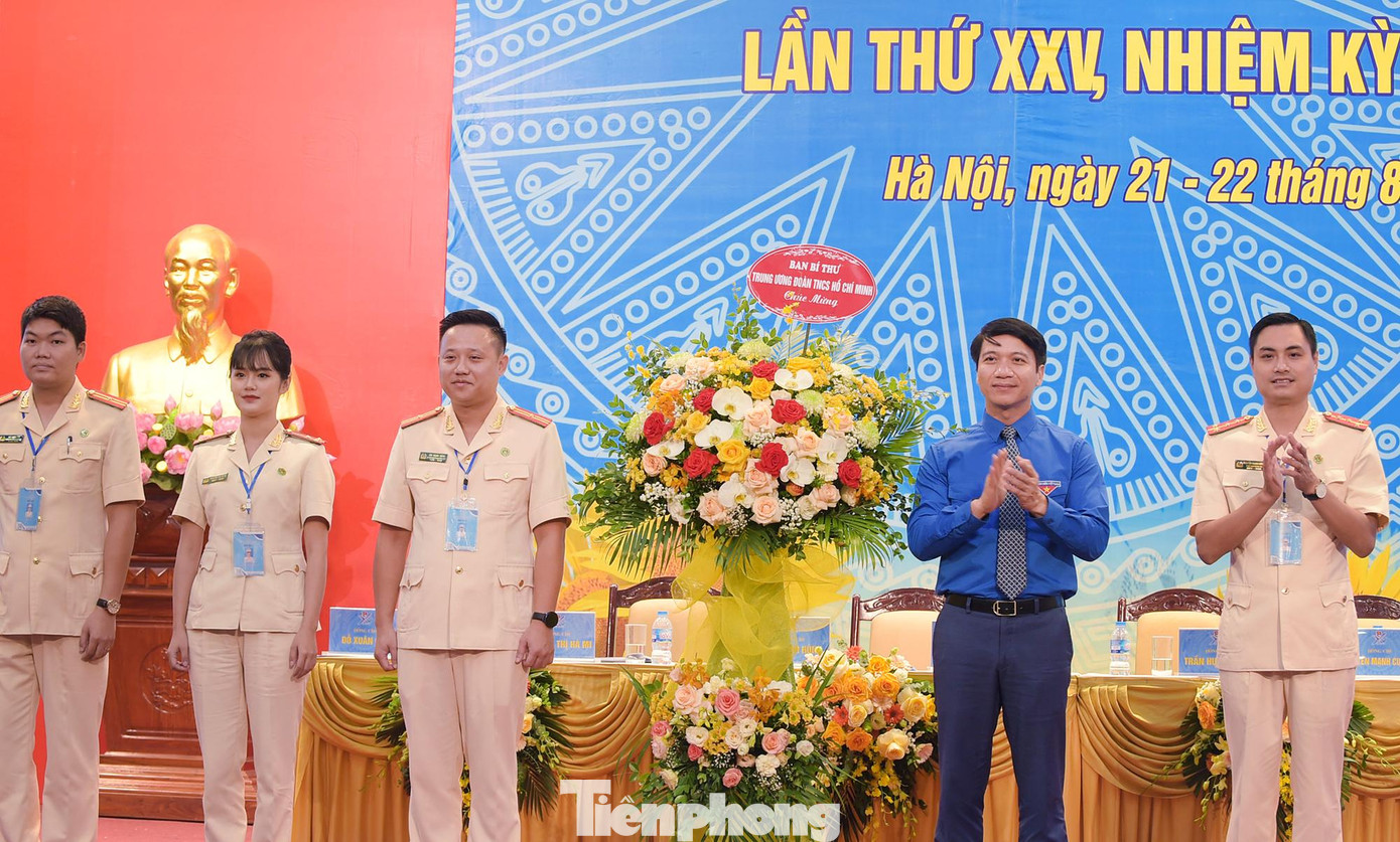 Anh Nguyễn Ngọc Lương - Bí thư Trung ương Đoàn, Chủ tịch Hội LHTN Việt Nam tặng hoa chúc mừng Đại hội. Ảnh: Xuân Tùng