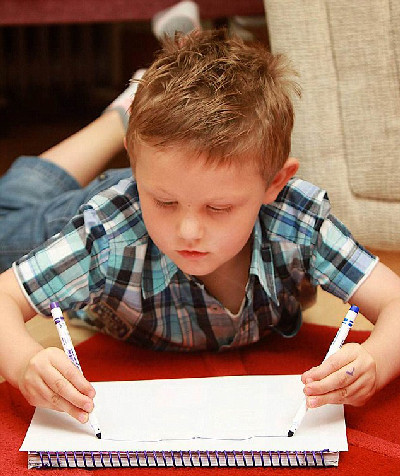 Nếu một tay Ethan làm gì, tay còn lại sẽ làm y hệt