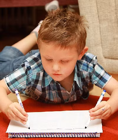 Nếu một tay Ethan làm gì, tay còn lại sẽ làm y hệt