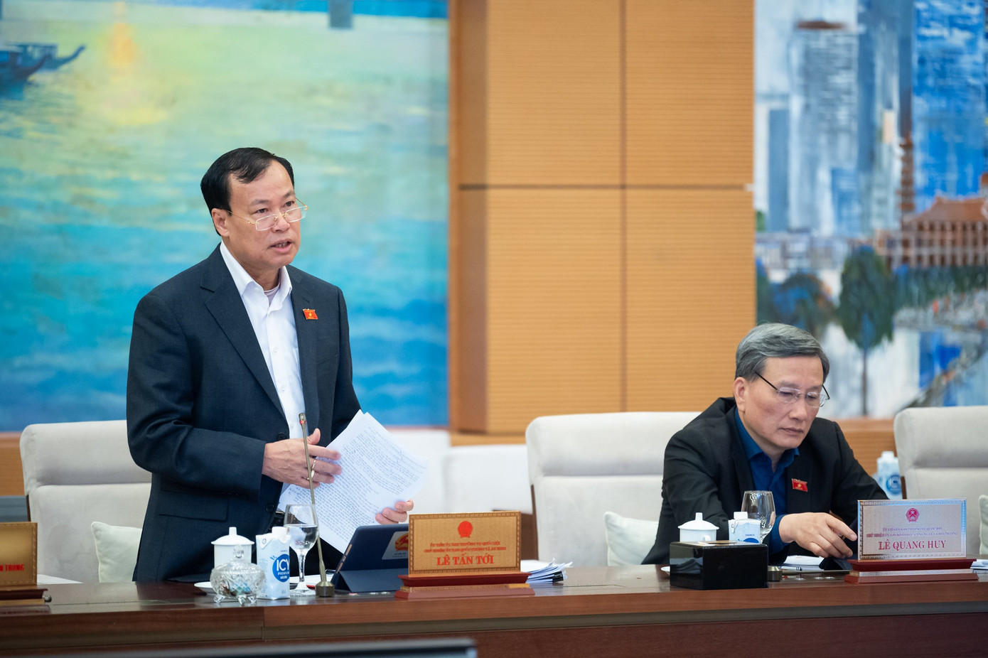 Chủ nhiệm Ủy ban Quốc phòng và An ninh Lê Tấn Tới phát biểu tại phiên họp.