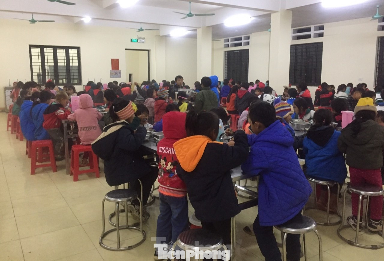 Một bữa ăn tập trung của học sinh ở Lào Cai.