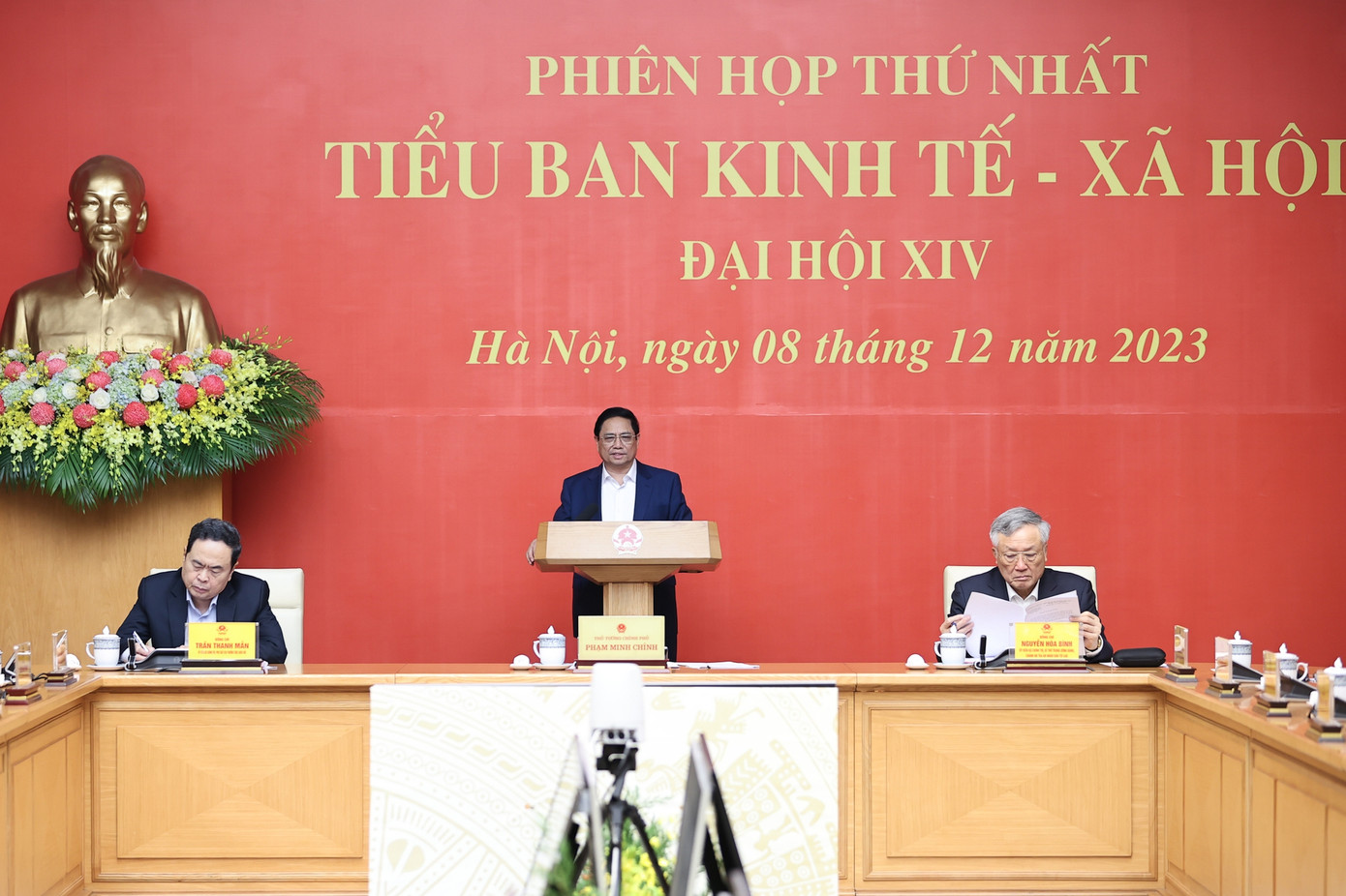 Thủ tướng chủ trì phiên họp thứ nhất Tiểu ban Kinh tế -Xã hội Đại hội XIV. Ảnh: Nhật Bắc