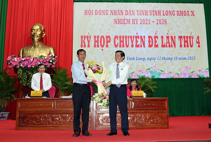 Lãnh đạo tỉnh Vĩnh Long chúc mừng ông Đặng Văn Chính được bầu làm Phó Chủ tịch UBND tỉnh. Lãnh đạo tỉnh Vĩnh Long chúc mừng ông Đặng Văn Chính được bầu làm Phó Chủ tịch UBND tỉnh.