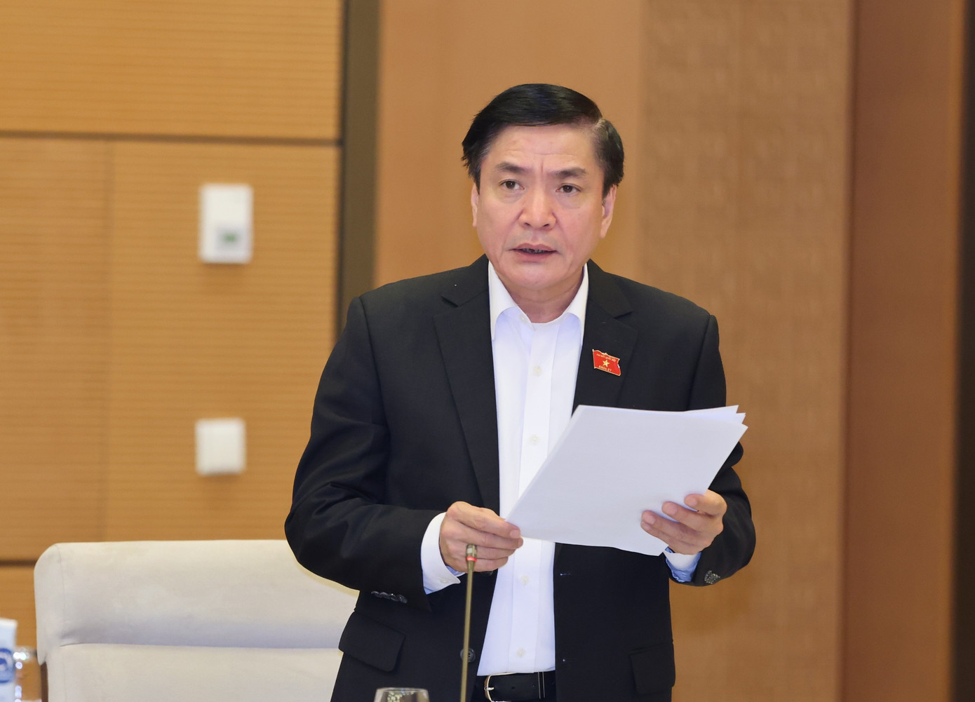 Tổng Thư ký Quốc hội Bùi Văn Cường báo cáo việc chuẩn bị Kỳ họp bất thường lần thứ 5. Ảnh: Nhật Minh Tổng Thư ký Quốc hội Bùi Văn Cường báo cáo việc chuẩn bị Kỳ họp bất thường lần thứ 5. Ảnh: Nhật Minh