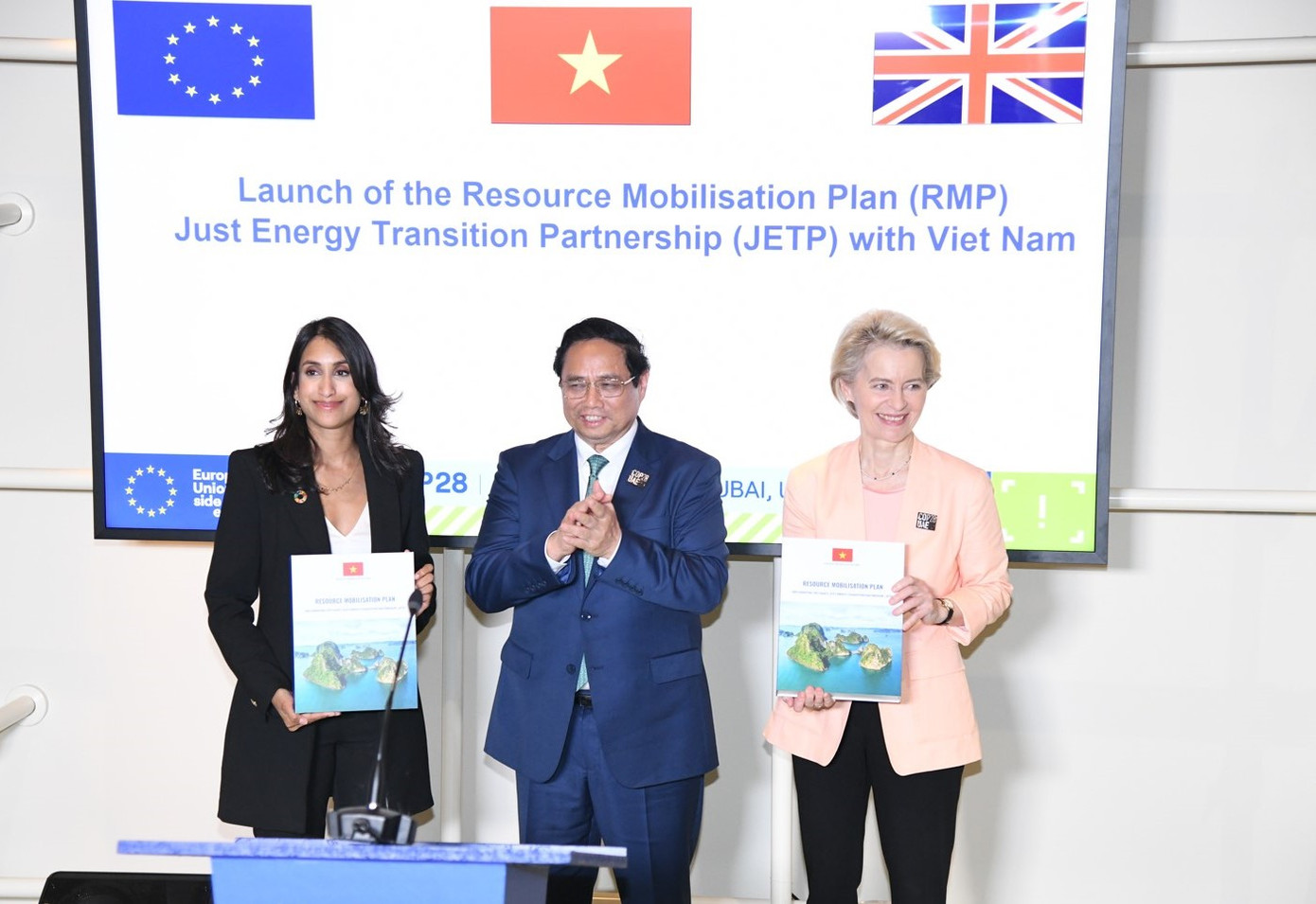 Thủ tướng Phạm Minh Chính và Chủ tịch Uỷ ban châu Âu Ursula von der Leyen (phải).