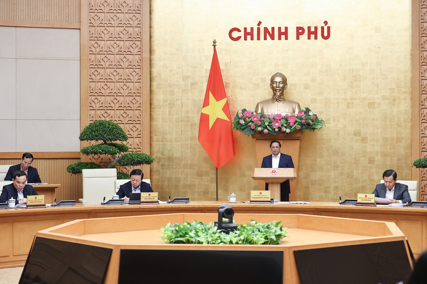 Chính phủ vừa ban hành Nghị quyết 02, trong đó yêu cầu thiết lập cơ chế về bảo vệ cán bộ trong trường hợp có sự không thống nhất, khác biệt về quy định giữa các văn bản pháp luật. Chính phủ vừa ban hành Nghị quyết 02, trong đó yêu cầu thiết lập cơ chế về bảo vệ cán bộ trong trường hợp có sự không thống nhất, khác biệt về quy định giữa các văn bản pháp luật.