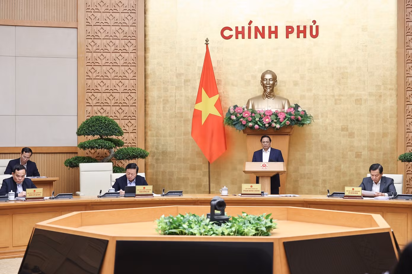 Chính phủ vừa ban hành Nghị quyết 02, trong đó yêu cầu thiết lập cơ chế về bảo vệ cán bộ trong trường hợp có sự không thống nhất, khác biệt về quy định giữa các văn bản pháp luật. Chính phủ vừa ban hành Nghị quyết 02, trong đó yêu cầu thiết lập cơ chế về bảo vệ cán bộ trong trường hợp có sự không thống nhất, khác biệt về quy định giữa các văn bản pháp luật.