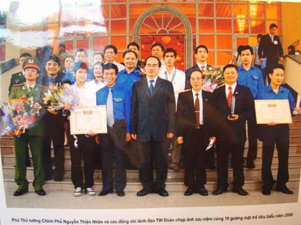 Trọng Hiếu (áo trắng, hàng đầu) chụp lưu niệm với P.Thủ tướng CP Nguyễn Thiện Nhân và các đồng chí lãnh đạo TƯ Đoàn cùng 10 gương mặt trẻ tiêu biểu 2008