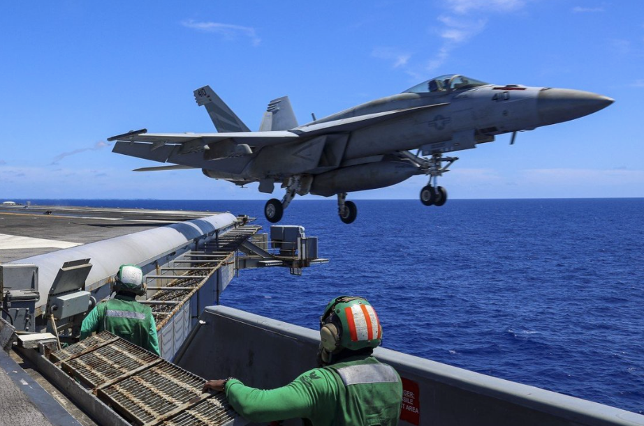 Một chiếc F/A-18E cất cánh từ boong tàu sân bay USS Abraham Lincoln hồi tháng 5. (Ảnh: US Navy) Một chiếc F/A-18E cất cánh từ boong tàu sân bay USS Abraham Lincoln hồi tháng 5. (Ảnh: US Navy)